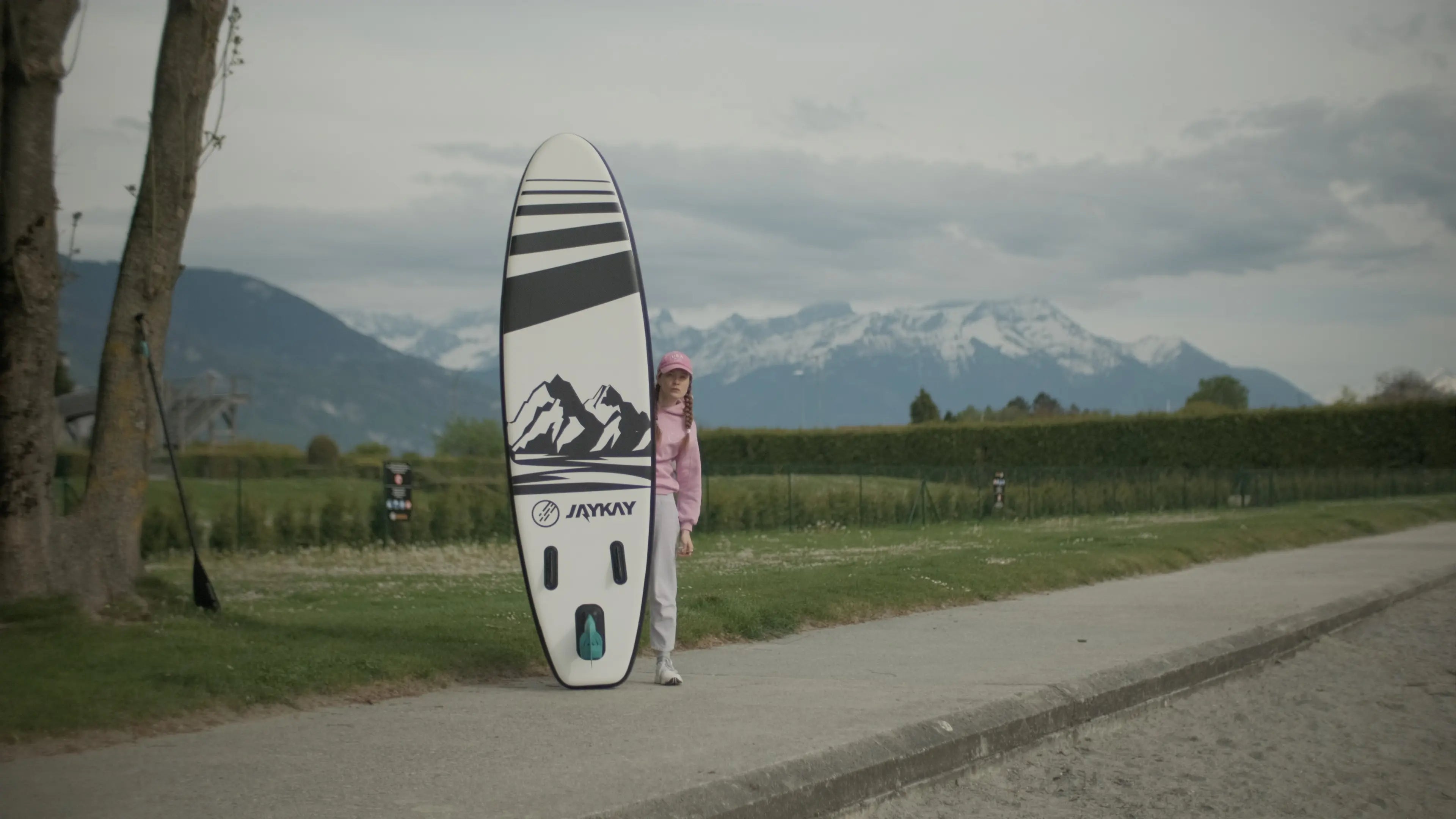 Kunden steht hinter SUP-Board